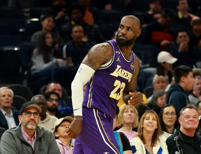 Curhat LeBron James ke JR Smith: Beban Berat Memimpin Lakers Tanpa Doncic dan Reaves