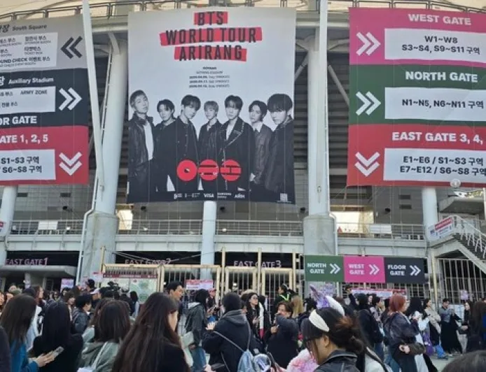 Gaya Unik ARMY Memeriahkan Konser BTS 'ARIRANG' Hari Kedua di Goyang