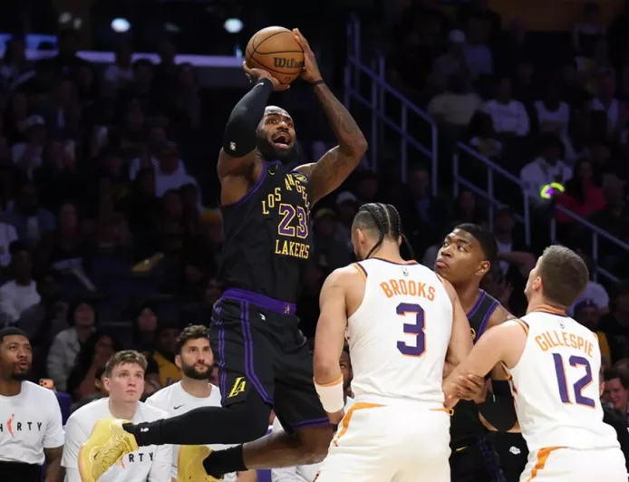 LeBron James Pimpin Lakers Amankan Keunggulan Kandang di Playoff NBA 2026