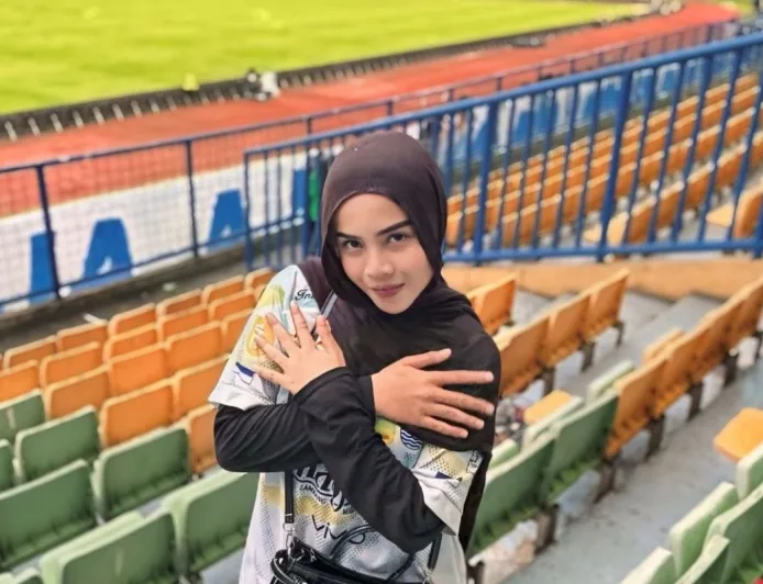 Prediksi Bobotoh Cantik Rachma Nurhaliza: Persib Bandung Menang 2-1 atas Bali United