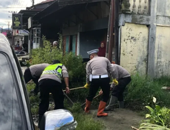 Polisi Takengon Bersihkan Drainase Antisipasi Banjir di Kampung Blangkolak II