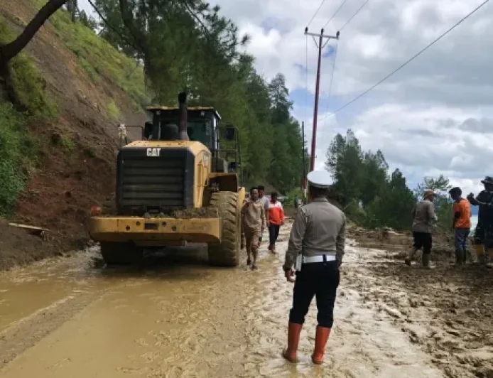 Satlantas Amankan Arus Lalu Lintas di Lokasi Longsor Jalan Kebayakan-Bintang