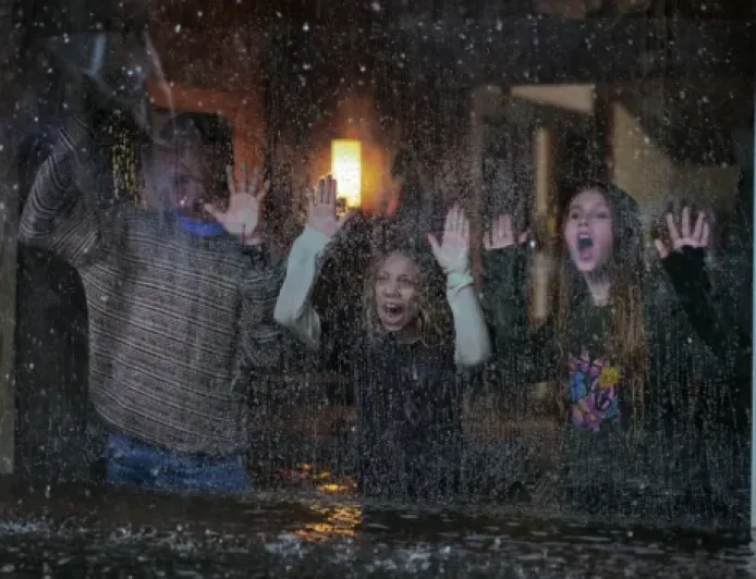 Film ‘Trash’ di Netflix: Kisah Bencana Banjir dan Serangan Hiu Banteng