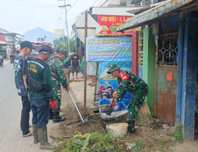 Drainase Tersumbat Picu Banjir di Singkawang, Babinsa dan Warga Sigap Bersihkan