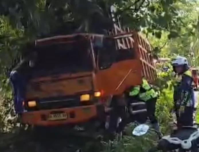 Kecelakaan Truk Batu Bara di Sitinjau Lauik: Sopir Luka Usai Rem Blong