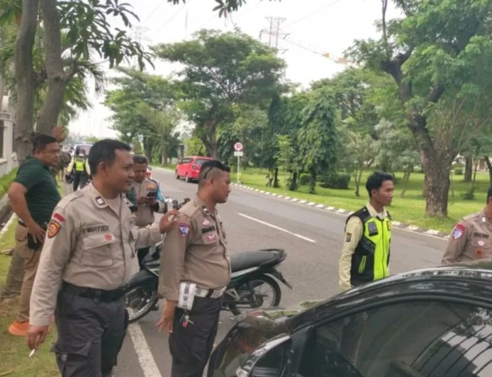 Driver Taksi Online Meninggal Ditabrak Mobil Saat Ganti Ban di Lontar Surabaya