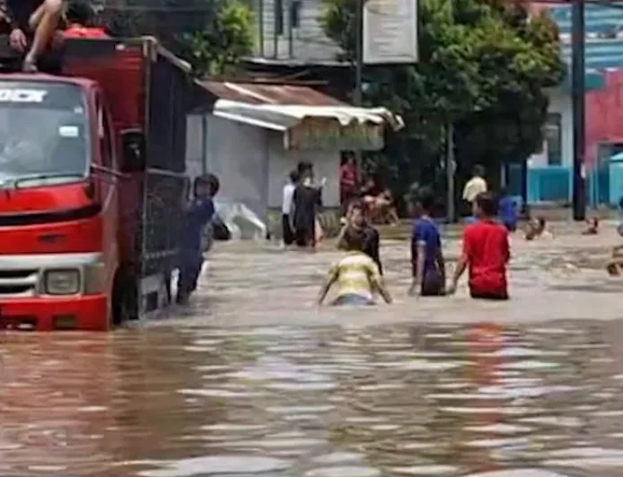 Banjir Kembali Rendam Dayeuhkolot Bandung, Akses Jalan Lumpuh Total