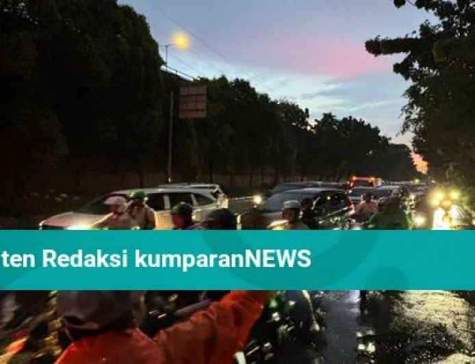 Banjir di Jalan DI Pandjaitan Surut, Namun Pohon Tumbang Picu Kemacetan