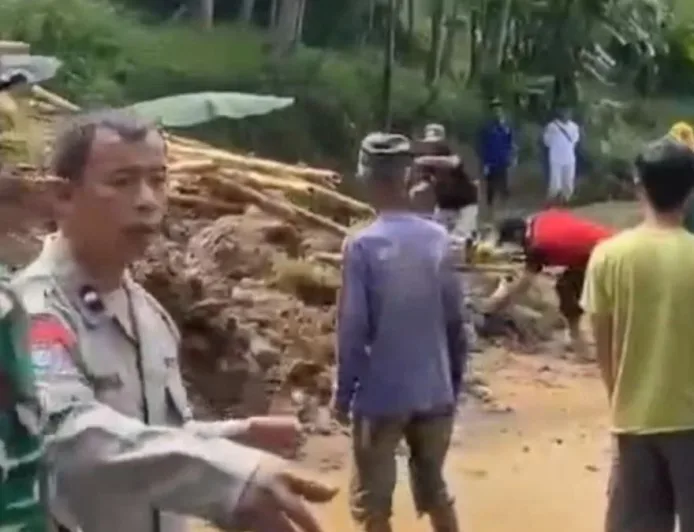 Longsor Tutup Ruas Jalan Sumedang-Rancakalong, Pengendara Diminta Waspada