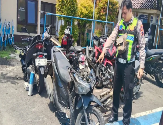 Motor Tabrak Truk Tronton di Pantura Batang, 2 Orang Meninggal Dunia