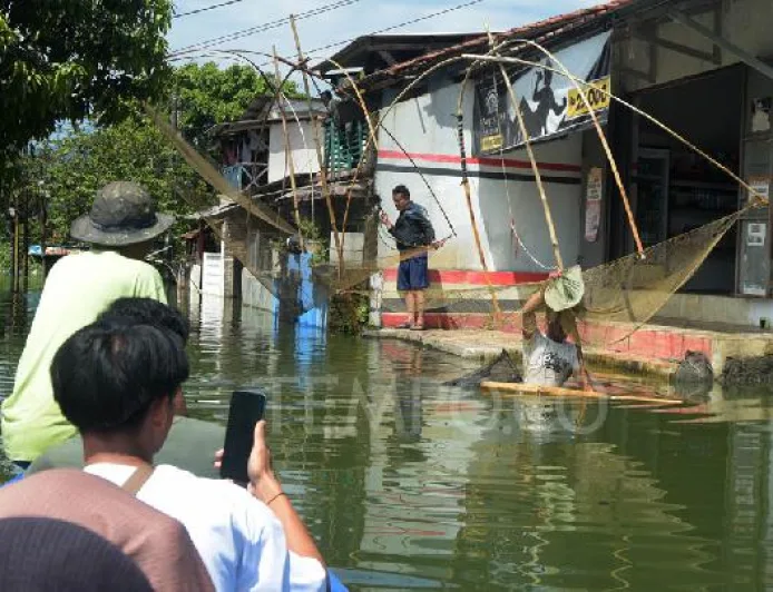 Banjir Bojongsoang 2026: Warga Menjaring Ikan di Jalan Desa Tergenang