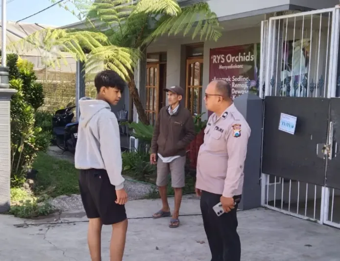 Penipu Berrompi Polisi di Pakis Terekam CCTV Bawa Kabur Ponsel Pelajar