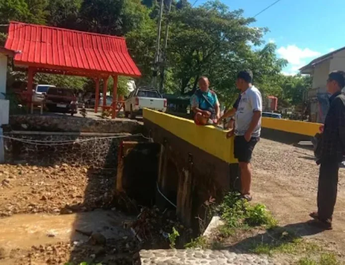 Banjir Bandang di Sukabumi: Tanggul Jebol, Tiga Mobil Terseret Laut, Empat Rumah Roboh