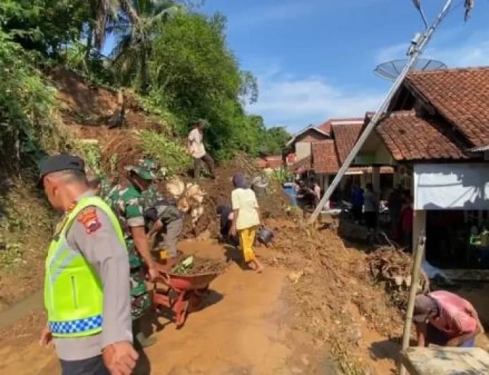 Longsor Tebing Cilacap Akibat Hujan Deras Putus Akses Jalan Desa