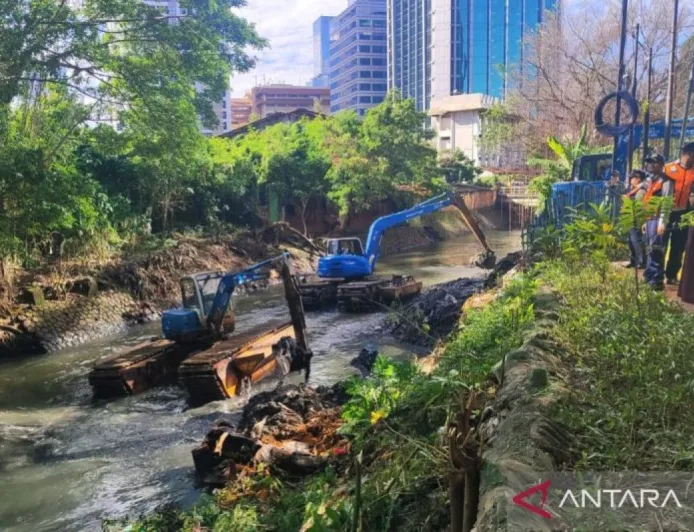 Pemkot Jaksel Targetkan Keruk 6.842 Meter Kubik Lumpur di Kali Krukut Antisipasi Banjir