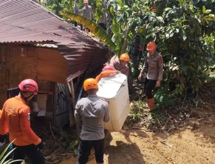 Polda Sumut Evakuasi Korban dan Barang Korban Longsor di Desa Terdampak