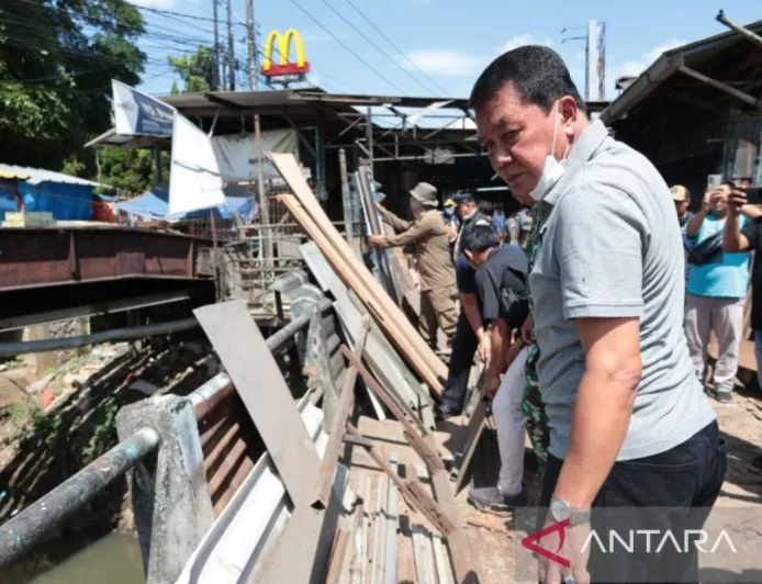 Penertiban 62 Bangunan Liar di Sepadan Sungai Cirarab Tangerang Demi Cegah Banjir