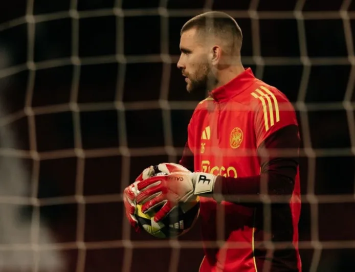 Maarten Paes Tertekan, Ajax Amsterdam Siapkan Penjaga Gawang Baru Musim Depan