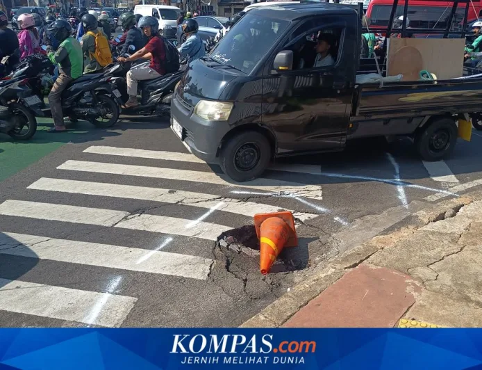 Jalan Dewi Sartika Ambles di Jaktim Picu Kecelakaan Berulang, Perbaikan Mendesak