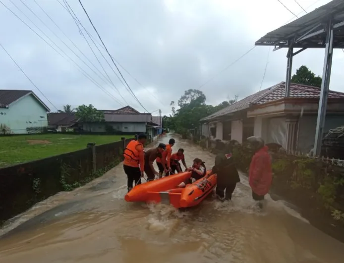 652 Rumah Terendam Banjir di Muara Enim: Evakuasi Cepat dengan Perahu Karet