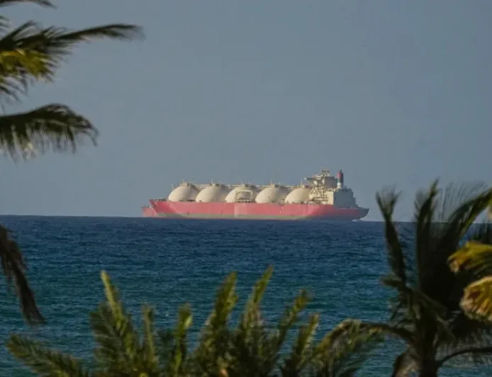 Kapal Tanker Iran yang Dikenai Sanksi Berhasil Melintasi Selat Hormuz Meski Ada Blokade AS