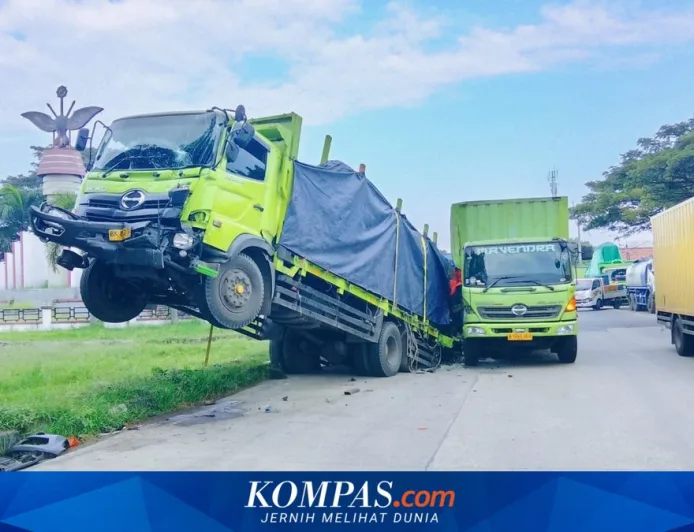 Kecelakaan Truk Wing Boks di Pantura Indramayu, Satu Truk Terangkat ke Udara