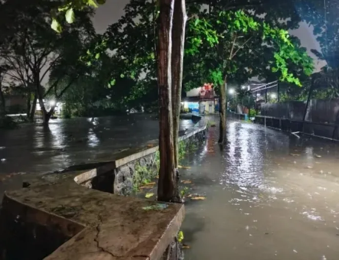 Banjir Melanda Kota Solo Setelah Hujan Deras Lebih dari Satu Jam