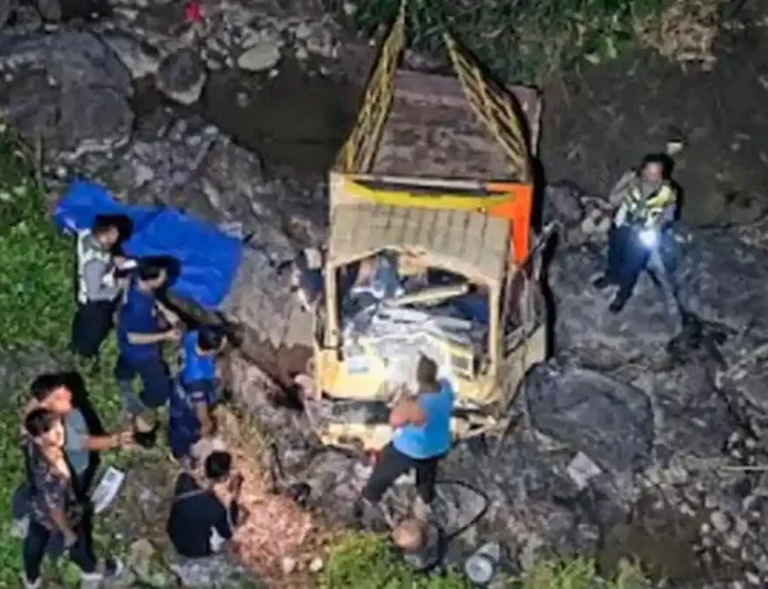 Kecelakaan Maut di Pacitan: Truk Engkel Terjun Bebas ke Sungai, 2 Tewas