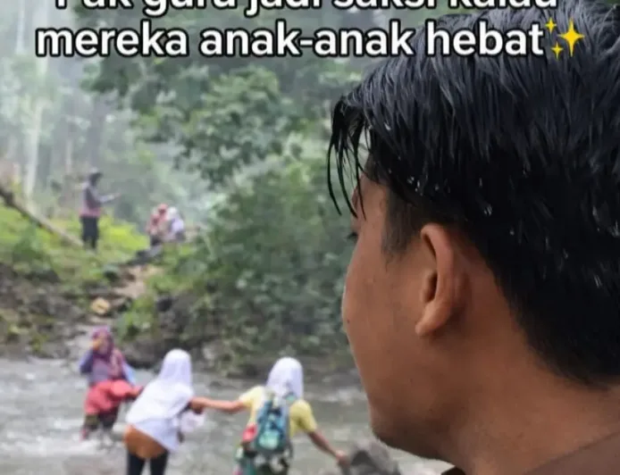 Siswa Parimo Viral Terobos Sungai Saat Hujan, Teriak 'Mau Banjir!'