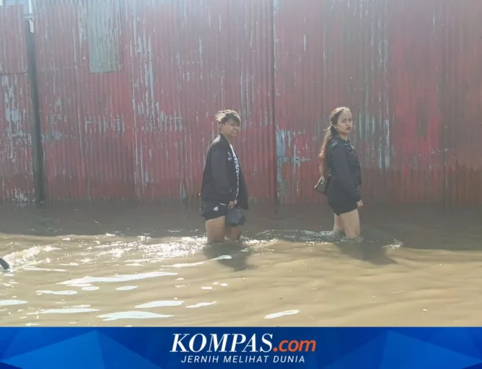 Banjir di Jalan Raya Sapan Putus Akses, Buruh dan Warga Pilih Naik Truk Boks