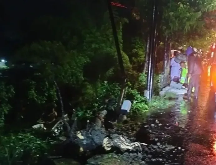 Kecelakaan Tunggal Mobil Sedan Terperosok Jurang 6 Meter di Kalasan
