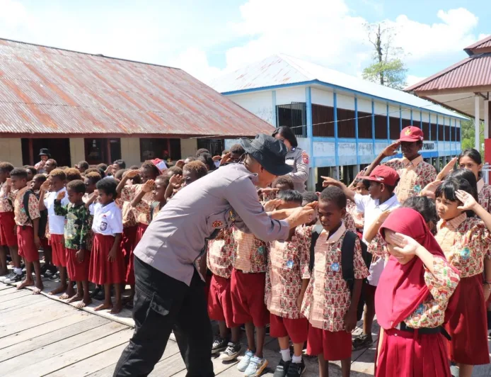 Satgas Damai Cartenz Gelar Bakti Sosial di SD Negeri Pomako 1 dengan Edukasi dan Keceriaan