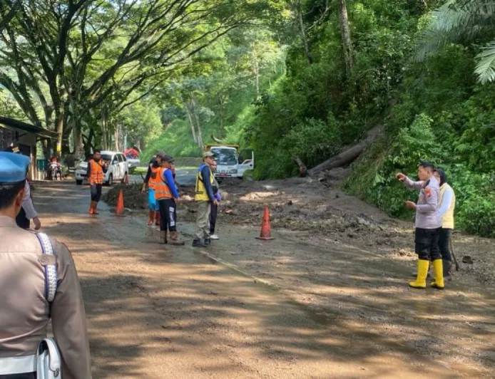 Longsor Jalur Ponorogo-Pacitan: Petugas Gabungan Bersihkan Material Berat