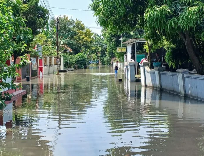 Sekolah di Grogol Libur Akibat Banjir, 5.000 Paket MBG Dialihkan untuk Warga Terdampak