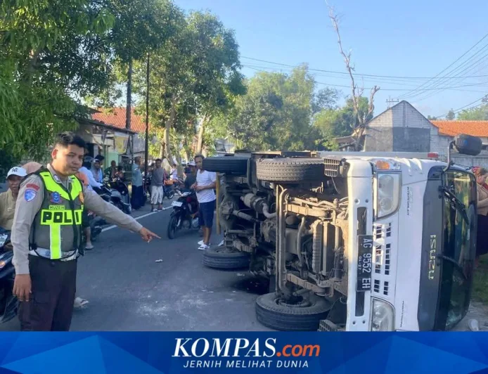 Mobil Boks Diduga Bawa Rokok Ilegal Kabur Usai Kecelakaan di Sampang