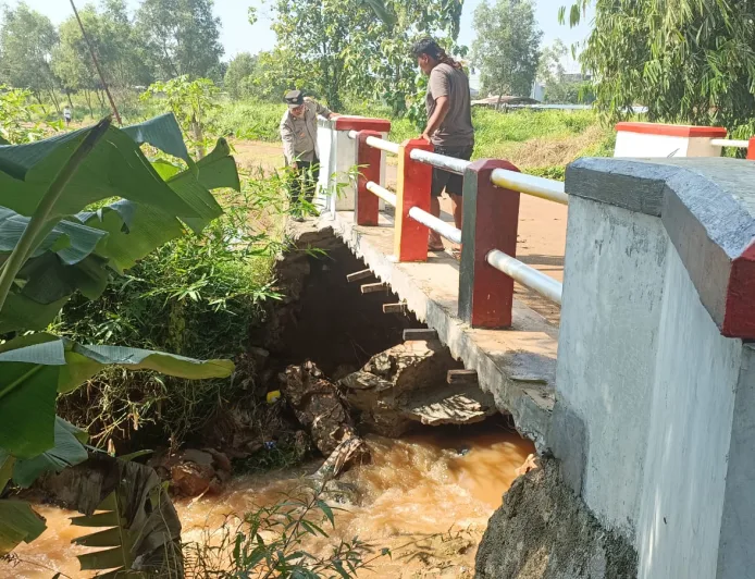 Polsek Bungursari Polres Purwakarta Tanggap Cepat Atasi Tanah Longsor di Desa Cikopo