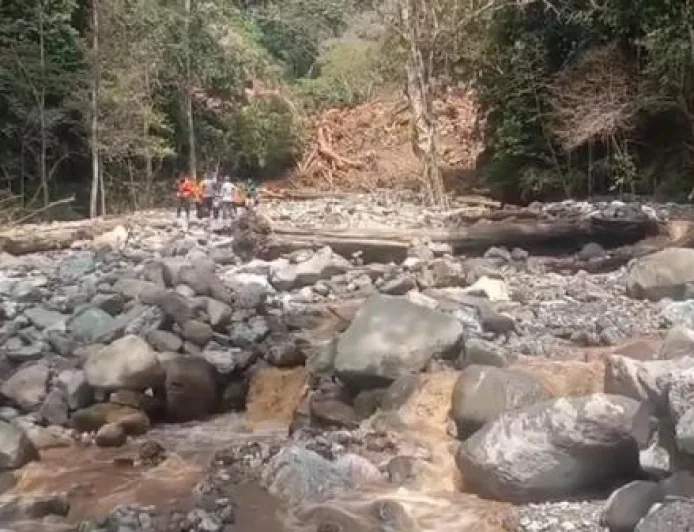 Longsor Bukik Malalo Tutup Aliran Sungai, Warga Tanah Datar Khawatir Banjir Bandang