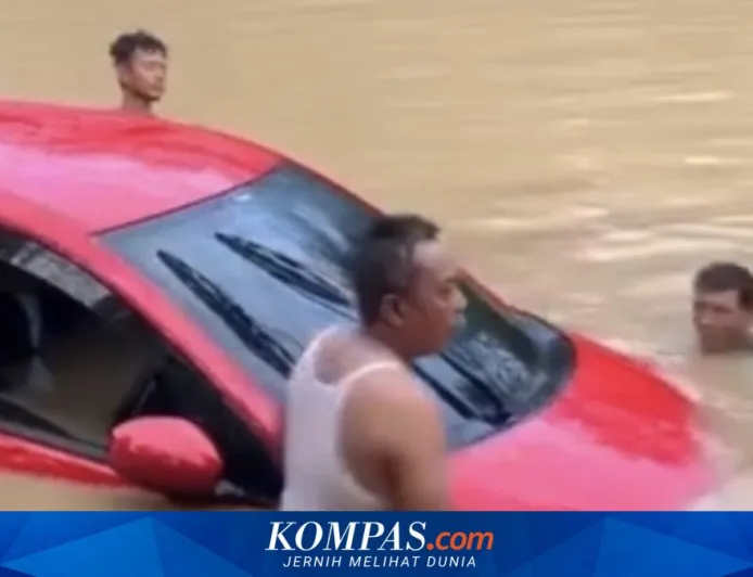 Banjir Indramayu: Mobil Hanyut di Desa Tanjungkerta Dievakuasi Warga dan Petugas