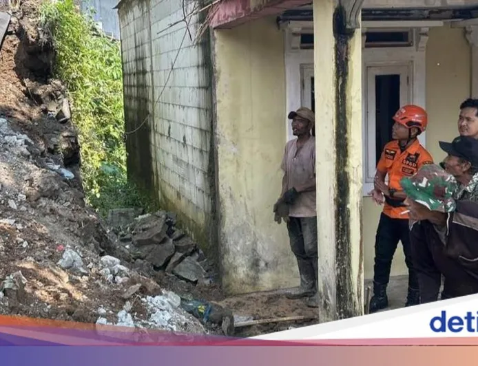 Longsor 3,5 Meter Terjang Sukaharja Bogor, 1 Orang Luka dan Rumah Terancam