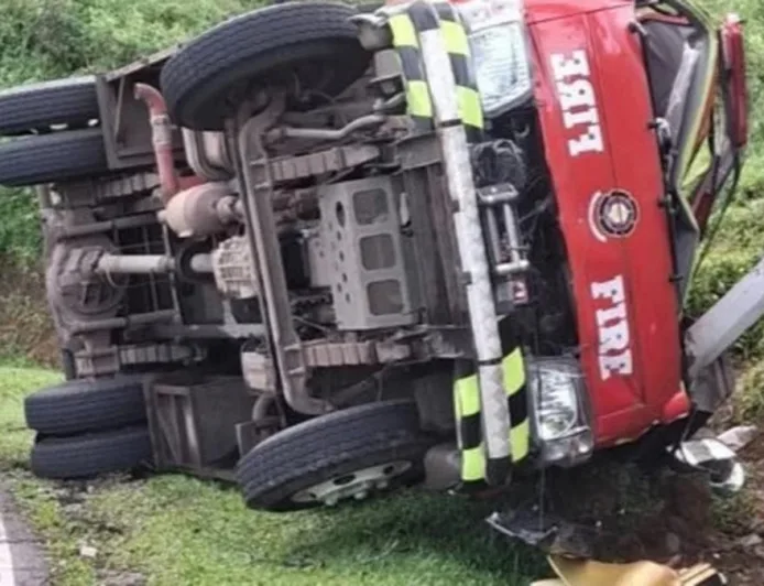 Mobil Damkar Terguling di Jalur Selatan Cianjur Saat Tugas Pemadaman Kebakaran