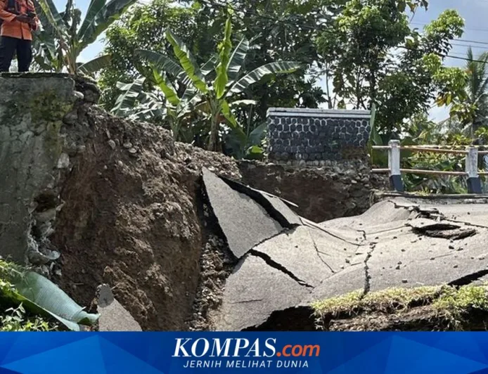 Jembatan Penghubung di Bogor Ambles Akibat Longsor, Akses Dua Desa Terputus Total
