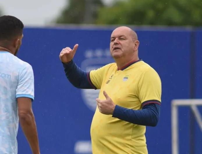 Perburuan Titel Memanas, Bojan Hodak Ingatkan Persib Bandung Waspada Lawan Dewa United