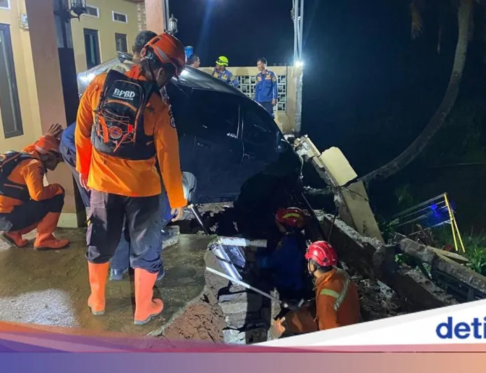 Longsor Garasi Rumah di Bogor Akibat Hujan Deras, Mobil Tertimbun Lumpur