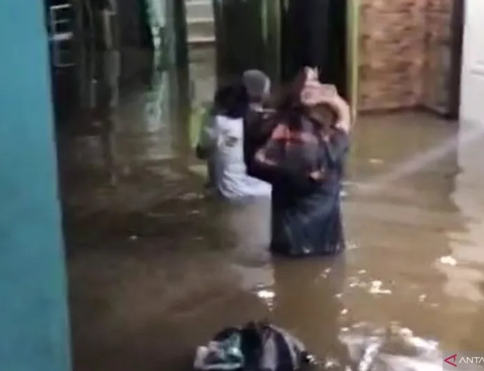 Sungai Ciliwung Meluap, 21 RT di Jaksel dan Jaktim Terendam Banjir