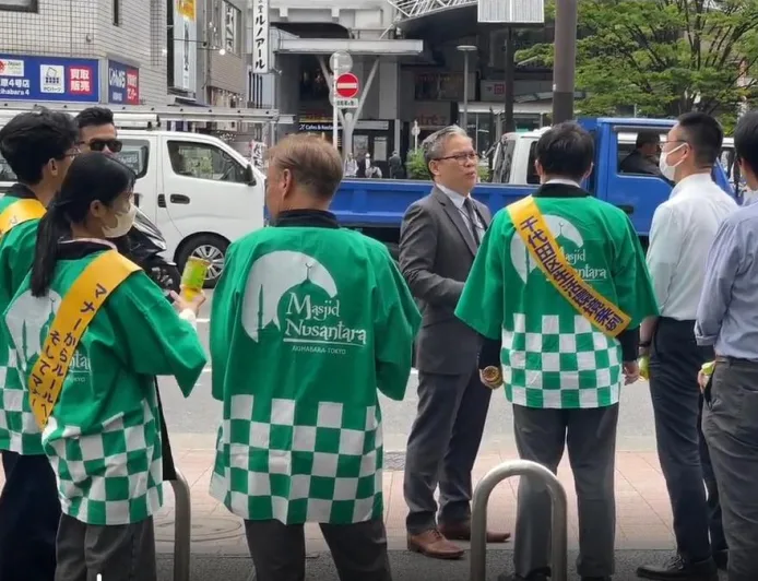 WNI di Tokyo Gelar Kerja Bakti Bersih Lingkungan Bersama Warga Jepang Perkuat Hubungan Sosial