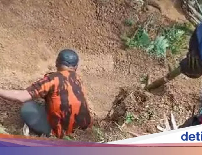 Longsor di Pemakaman Cianjur: 2 Jenazah Tergantung di Tebing, Tim BPBD Turun Tangan