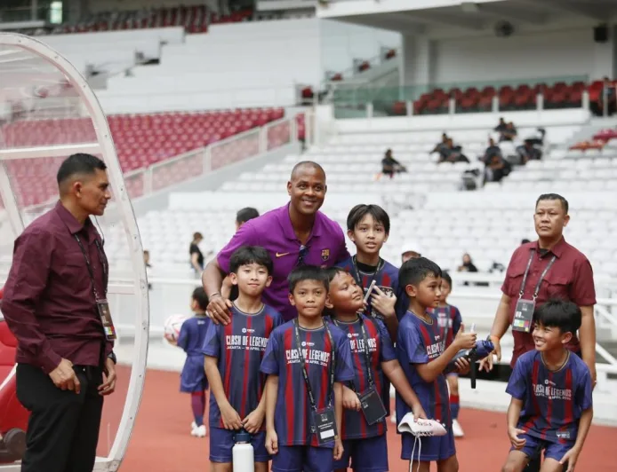 Patrick Kluivert Jadi Magnet Fans di SUGBK Jelang Barcelona Legends vs DRX Legends