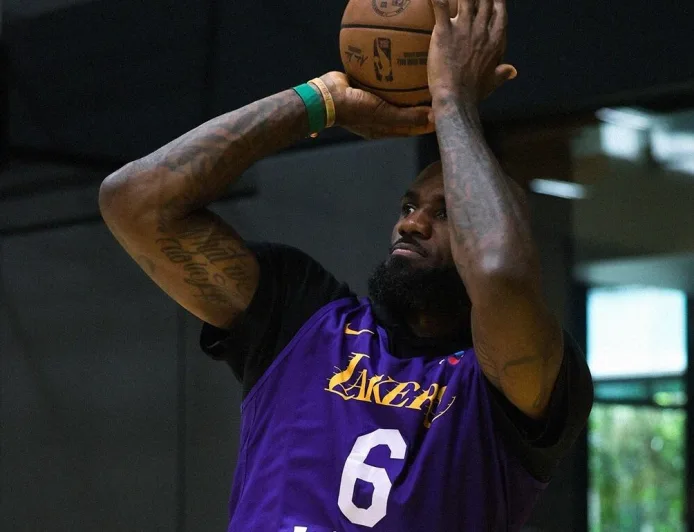 LeBron James Tegaskan Fokus Penuh Hadapi Houston Rockets di Playoff NBA 2026