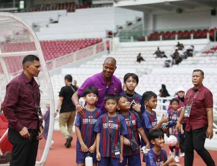 Patrick Kluivert Resmi Absen di Laga Barcelona Legends vs DRX World Legends Karena Cedera Paha