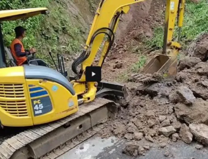 Tebing Longsor 30 Meter di Banjarnegara Lumpuhkan Jalur Wisata Dieng